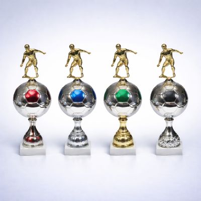 Fußball Pokaltrophäe mit Metallball und Spielerfigur