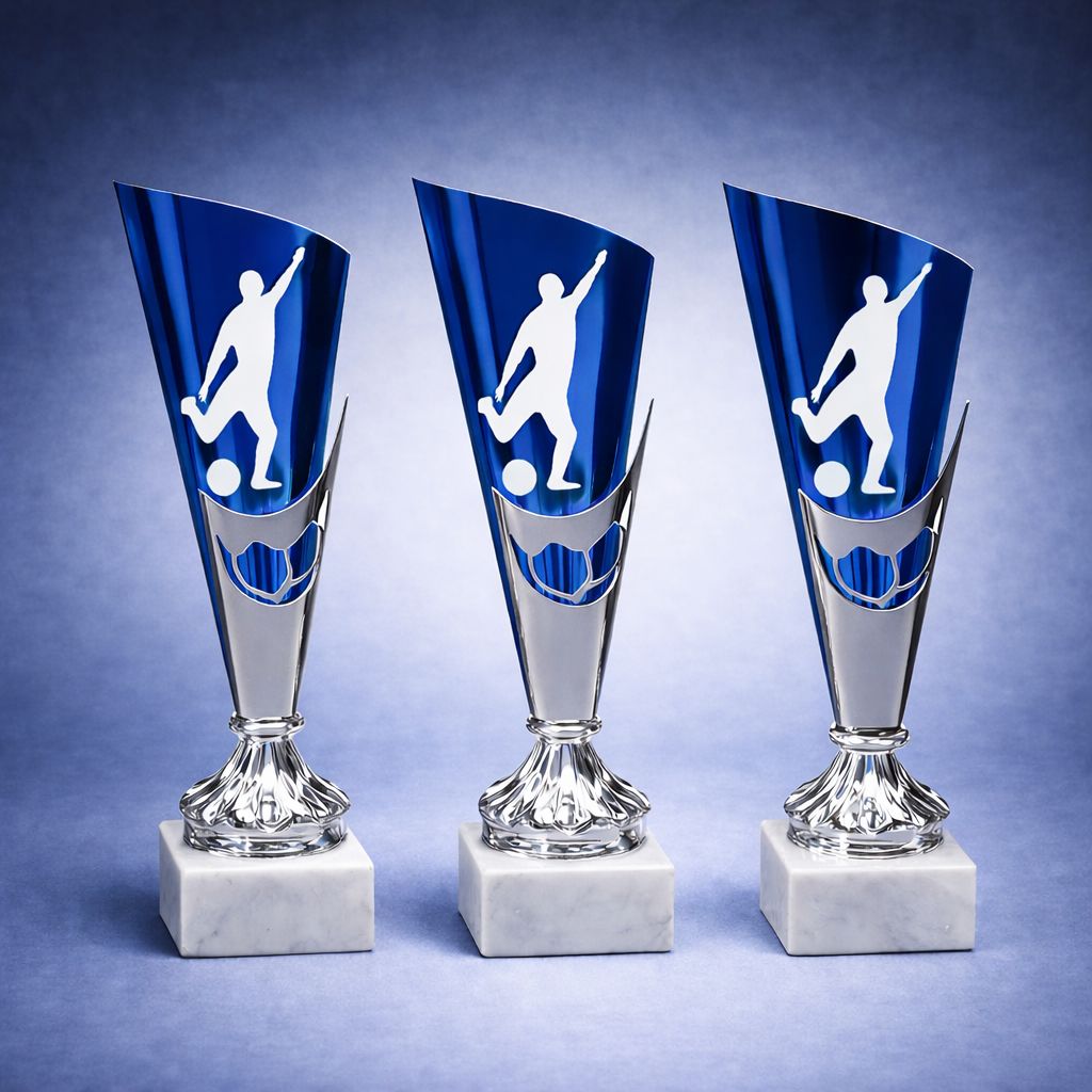 Fußballpokal mit blauem Design und Spieler-Silhouette auf Marmorsockel Turnierpokal Greinecker Pokale Salzburg