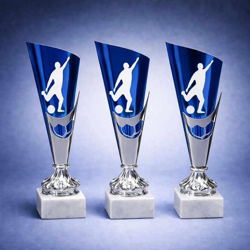Fußballpokal mit blauem Design und Spieler-Silhouette auf Marmorsockel Turnierpokal Greinecker Pokale Salzburg