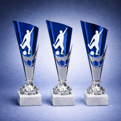 Fußballpokal mit blauem Design und Spieler-Silhouette auf Marmorsockel Turnierpokal Greinecker Pokale Salzburg