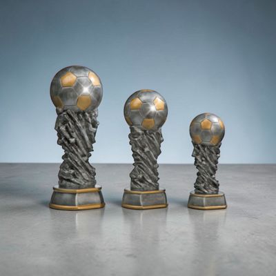Fußballpokal „Champion Globe“ ab € 37,00 Fußballtrophäe mit Ball auf strukturierter Säule massive Resinfigur Fußballpokal Greinecker Pokale Salzburg