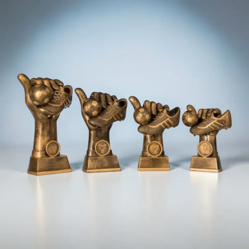 Fußballtrophäe Striker mit Schuh und Ball Resin Greinecker Pokale Salzburg