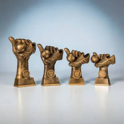 Fußballtrophäe Striker mit Schuh und Ball Resin Greinecker Pokale Salzburg