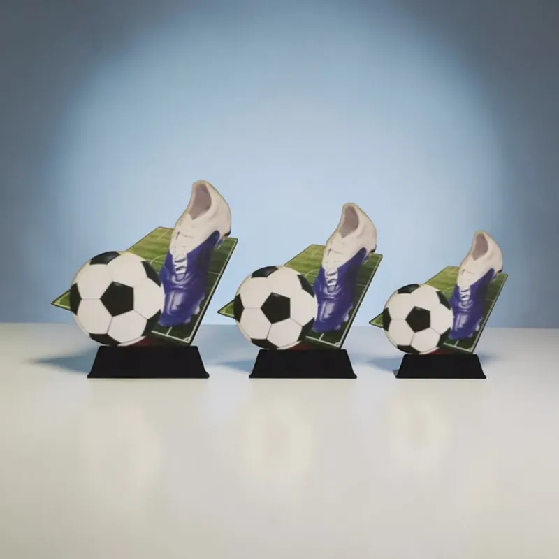 Fußballtrophäe Maxi Holztrophäe mit Fußball und Schuh Greinecker Pokale Salzburg