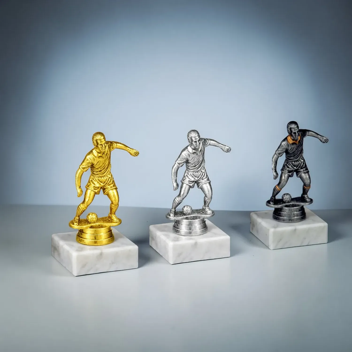 Fußball Schraubfigur„Classic Player“ auf Marmorsockel, ab € 5,00 Fußballfigur Classic Player Gold Silber Bronze auf Marmorsockel Greinecker Pokale Salzburg