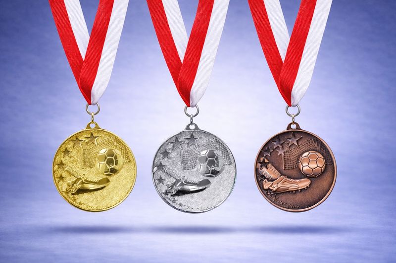 Fußballmedaille Kicker mit Ball und Schuh Greinecker Pokale Salzburg