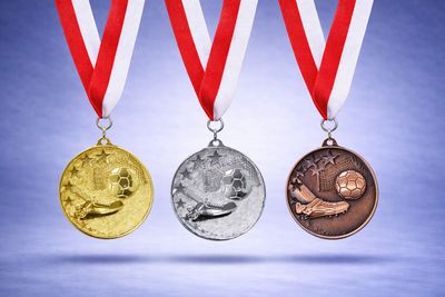 Fußballmedaille Kicker mit Ball und Schuh Greinecker Pokale Salzburg