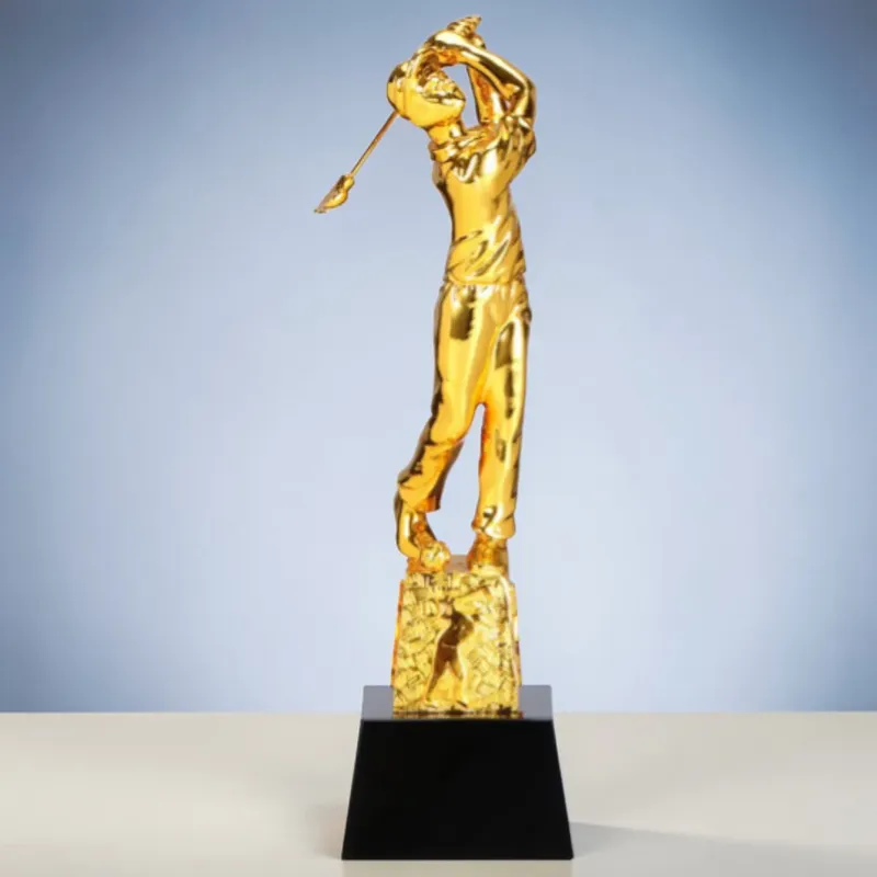 Golftrophäe Swing Champion mit goldener Golferfigur auf schwarzem Glassockel