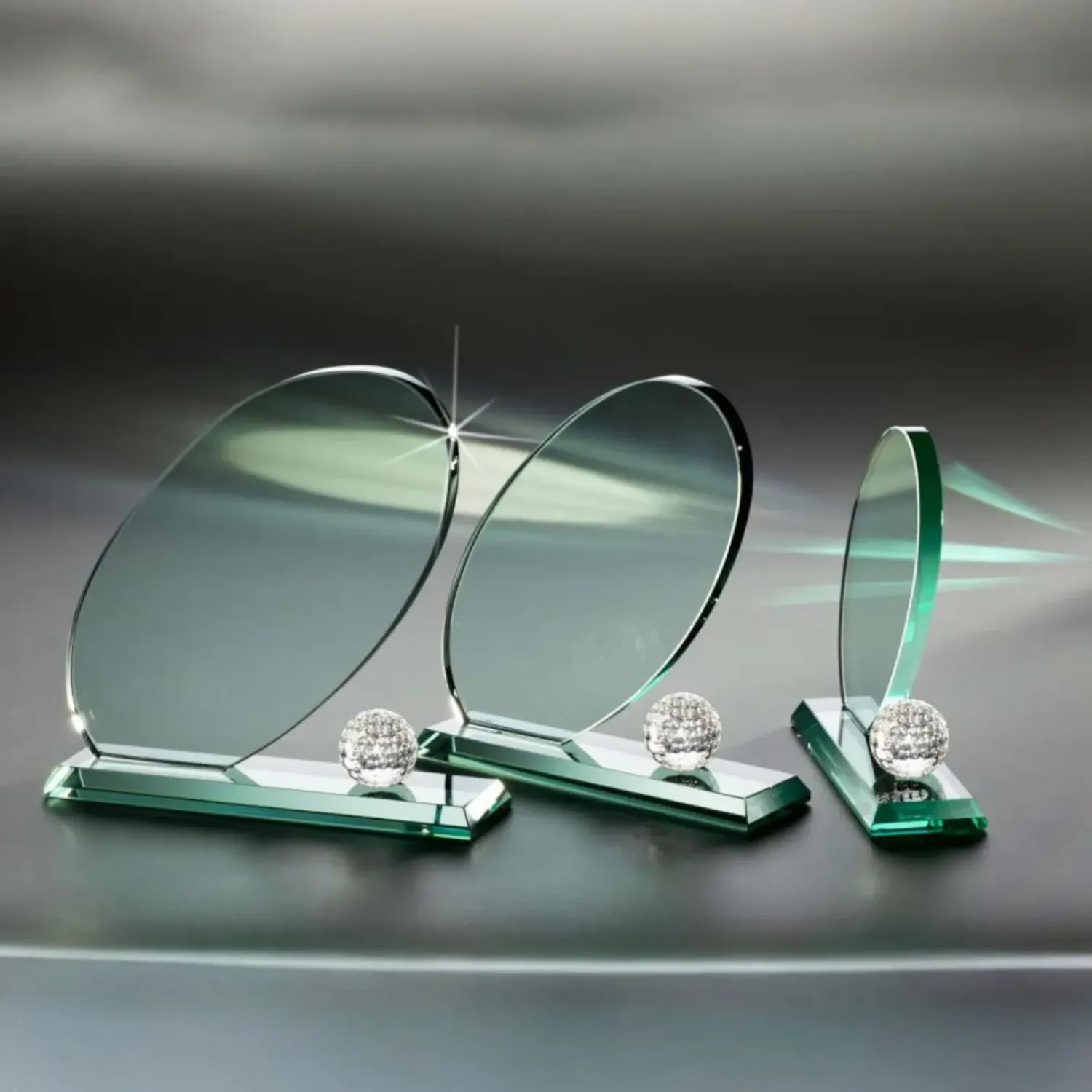 Golfaward Emerald Drive aus Jadeglas mit Kristallglas-Golfball