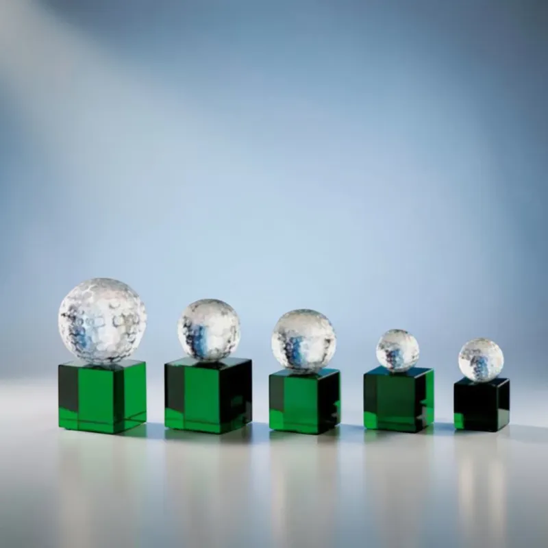Golfaward Crystal Green mit Glasgolfball auf Glaswürfel