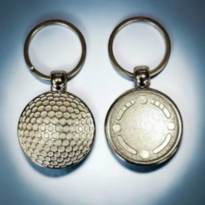 Golfball Schlüsselanhänger aus Metall mit Gravurfläche Rückseite – Golf Geschenk oder Turnierpreis