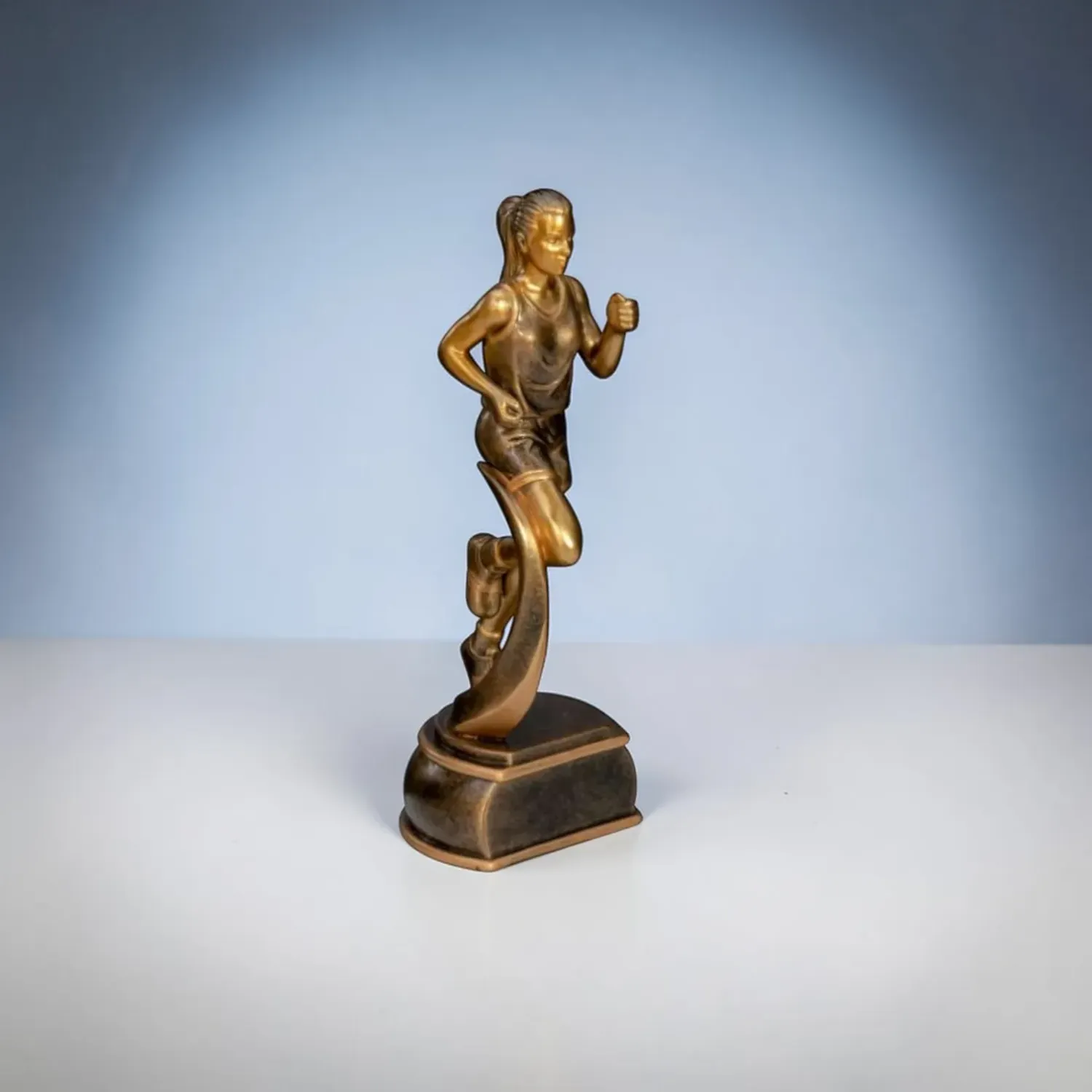 Resintrophäe Läuferin in Bronzeoptik für Laufbewerbe
