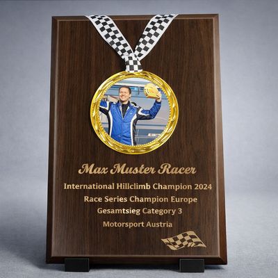 Motorsport Ehrentafel Gridline Walnuss Medaille Gravur Bild Zielflagge