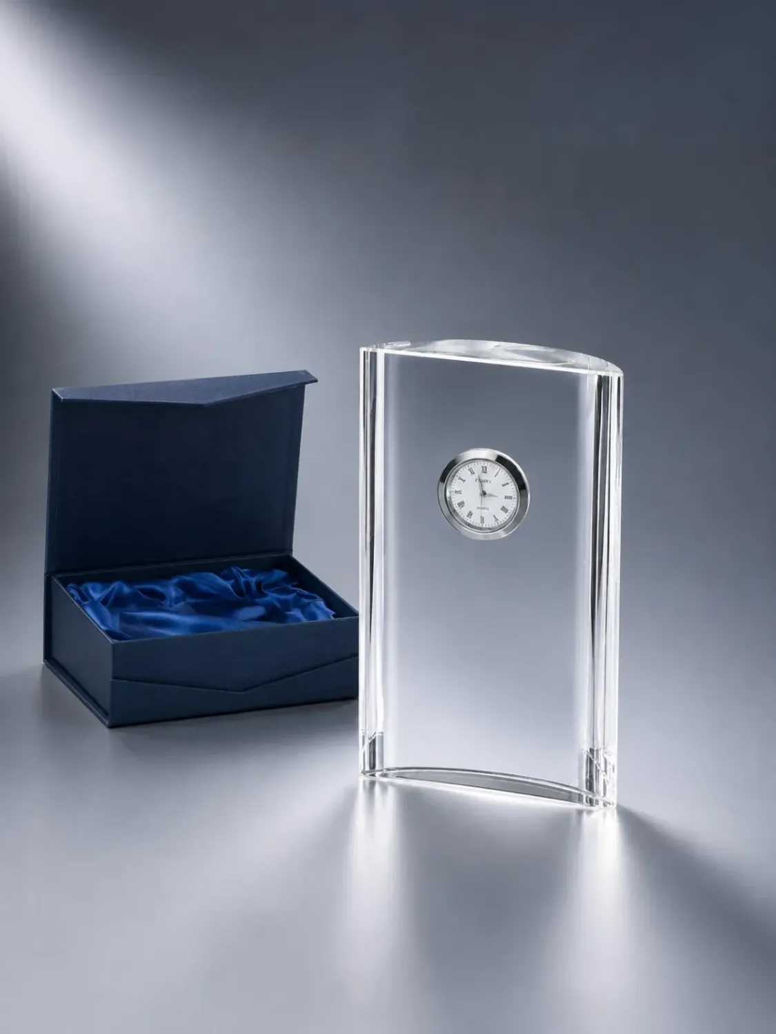 Kristallglas-Trophäe „Eternity“ mit Uhr, ab € 46,90 Kristallglas-Trophäe Eternity mit integrierter Uhr und blauer Geschenkbox
