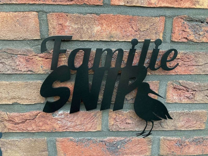 Zwart gepoedercoate naamborden en huisnummers