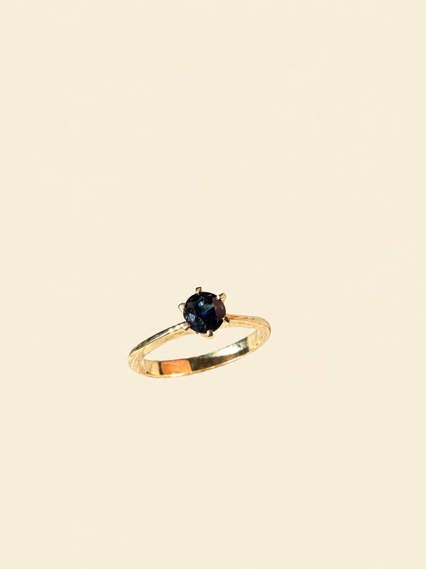 „Midnight Dream“ Goldener Solitärring mit Saphir