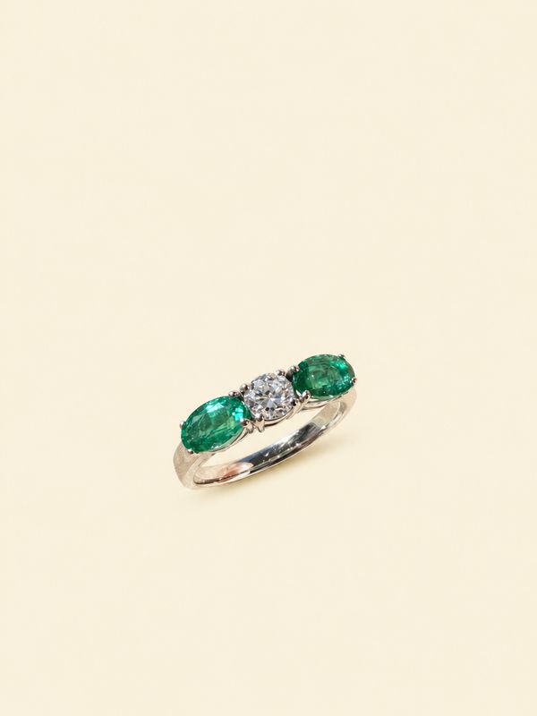 „Emerald Majesty" Trilogie-Ring mit Smaragden & Brillant