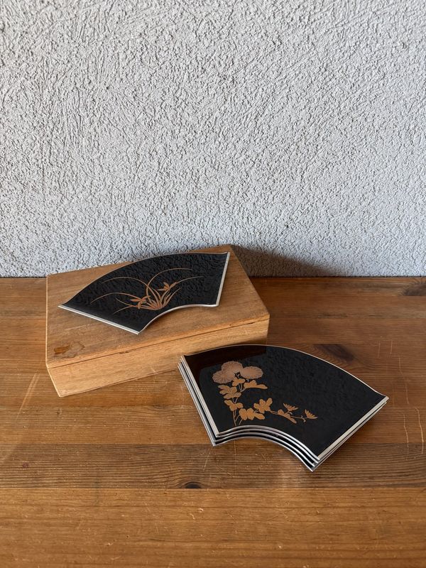 Set di 5 piatti in lacca Urushi con decorazioni in oro Maki-e. Periodo Showa