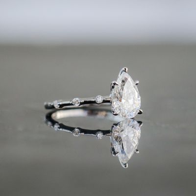 Pear Cashé Engagement Ring 18kt WG LAB 1.50ct Center VS1 F / 0.10ct Band VS DEF 1.60cttw Size 6 IGI LG619429523 RN00180