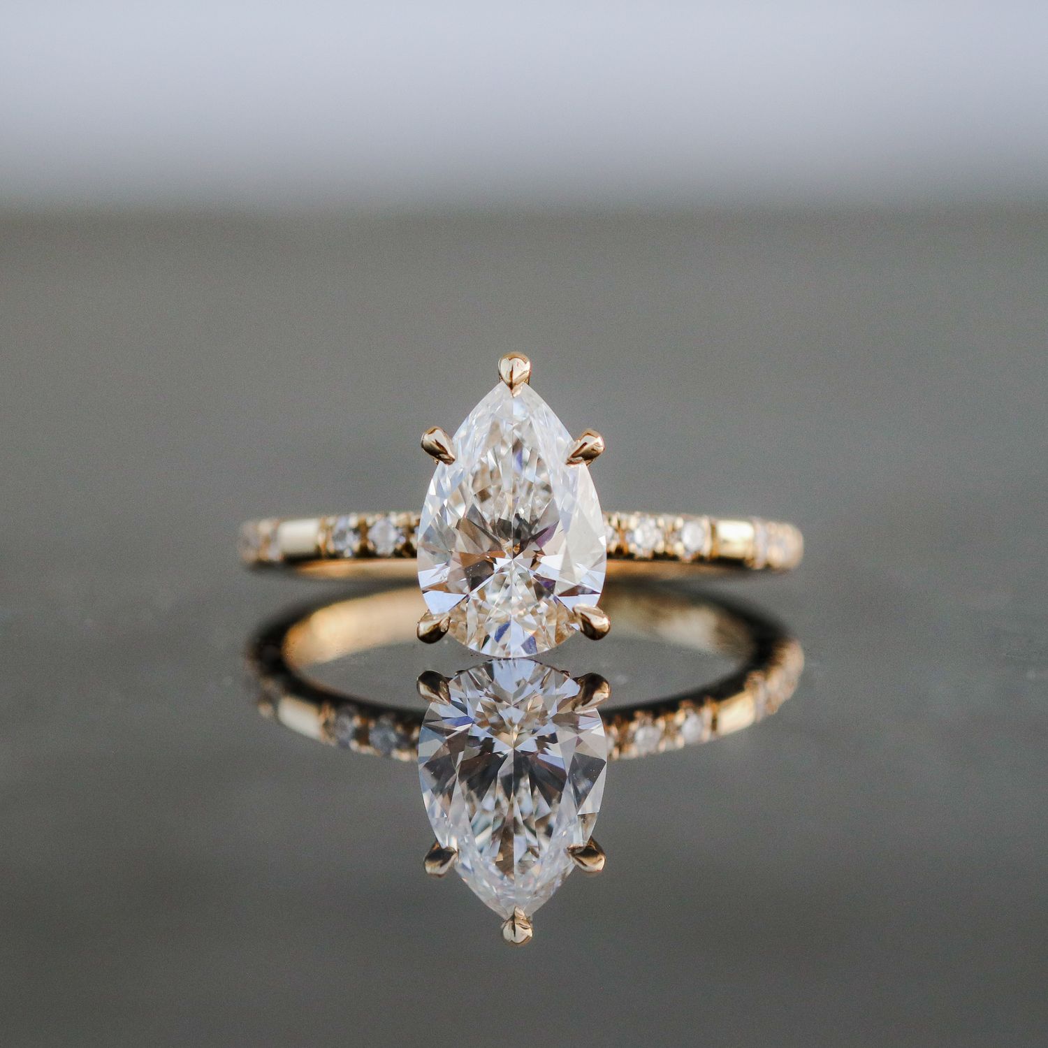 Pear Cashé Engagement Ring 18kt YG LAB 2.92gr 1.50ct Center VVS2-F / 0.12ct Band VS+DEF 1.62cttw Size 6 IGI 619429302 RN00181