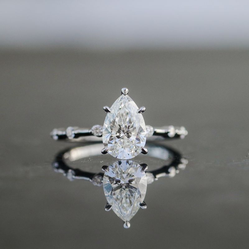 Pear Cashé Engagement Ring 18kt WG LAB 1.50ct Center VS1 F / 0.10ct Band VS DEF 1.60cttw Size 6 IGI LG619429523 RN00180