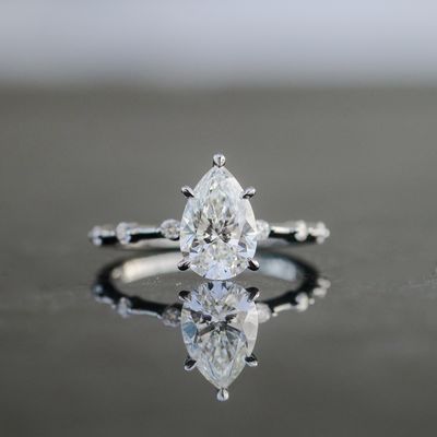 Pear Cashé Engagement Ring 18kt WG LAB 1.50ct Center VS1 F / 0.10ct Band VS DEF 1.60cttw Size 6 IGI LG619429523 RN00180