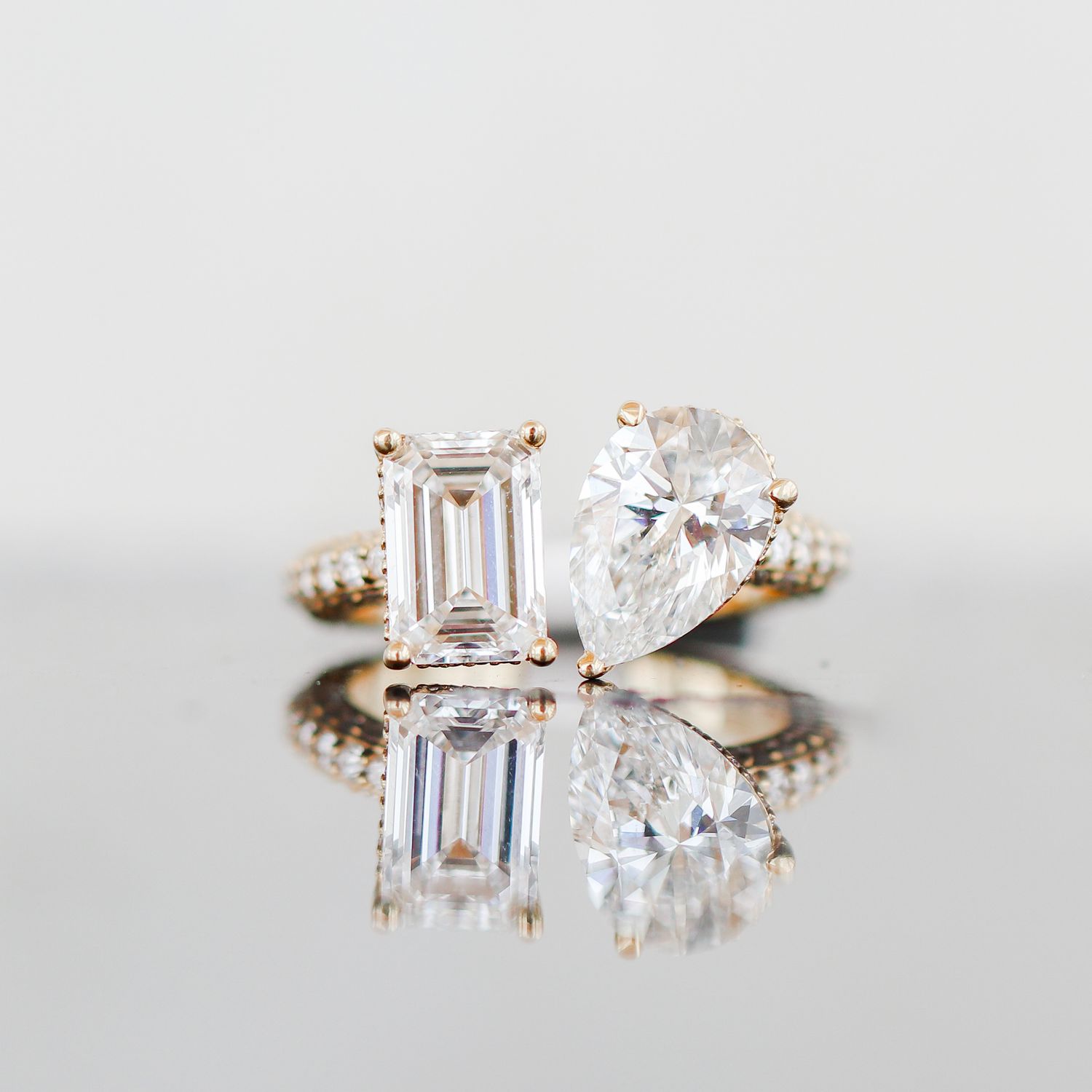 Cashé Moi Es Toi Bridal Ring 18kt YG Lab Diamond Pear 2.05ct &amp; Emerald 2.05ct - Melee 1.48ct / 5.58cttw EVVS2 IGI 5.8gr Size 6.75 RN00174