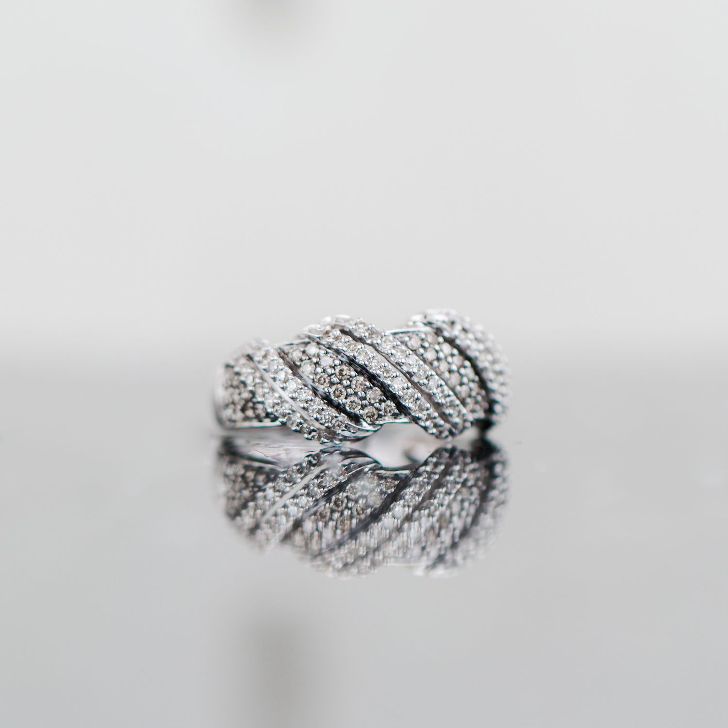 Diamond Bow Ring 14kt WG 4.5gr Size 7 RN00108C