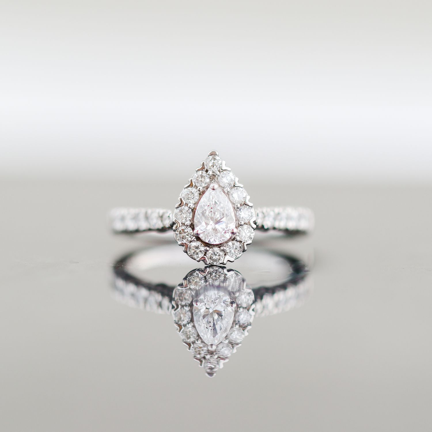 Pear Shaped Brilliant Engagement Ring 14kt WG 3.1gr 0.75cttw RN00171C