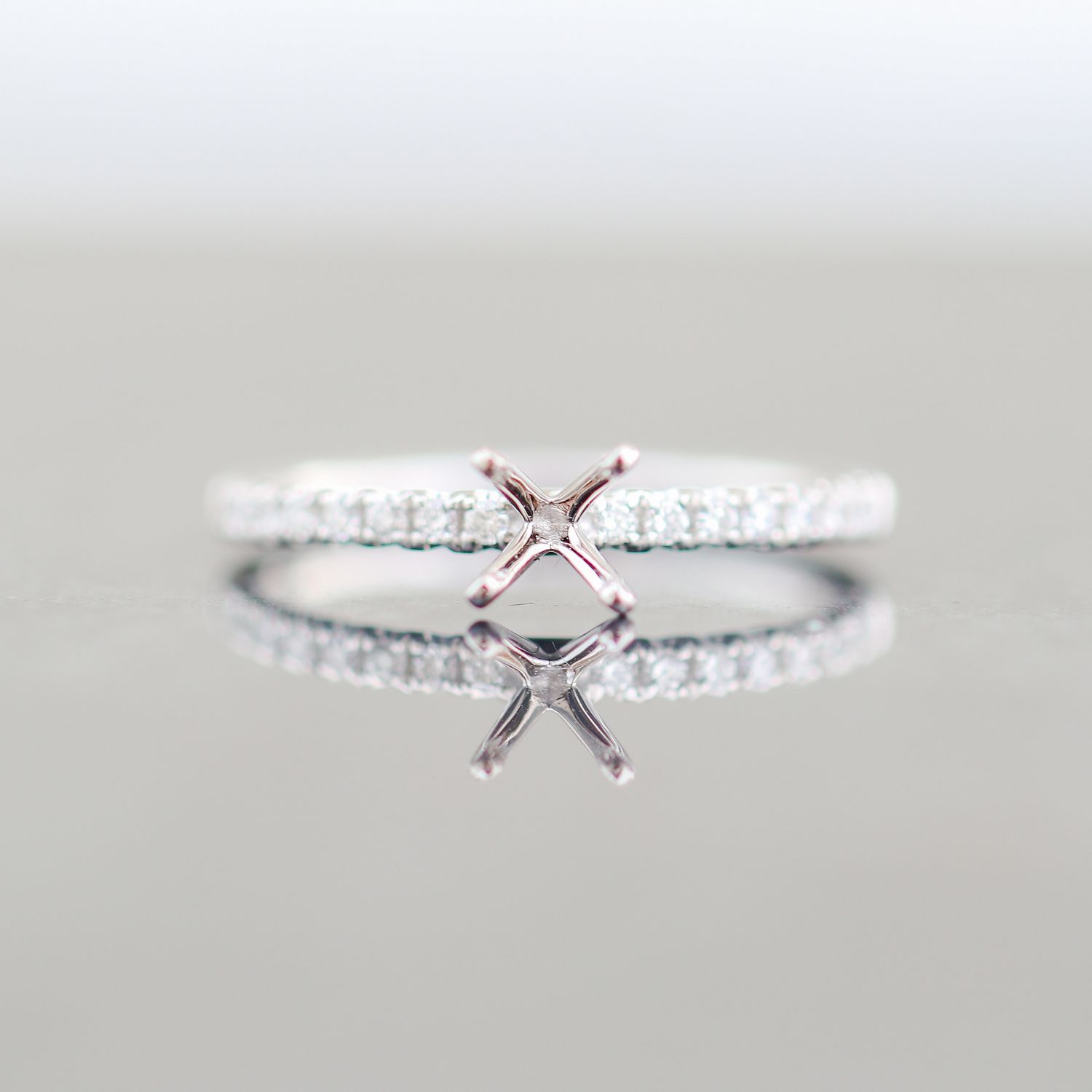 4 Prong Engagement Ring 18kt WG 0.72cttw Round Brilliant Centre 0.55ct I1 H Band 0.17ct 1.50gr Size 6 RN00167