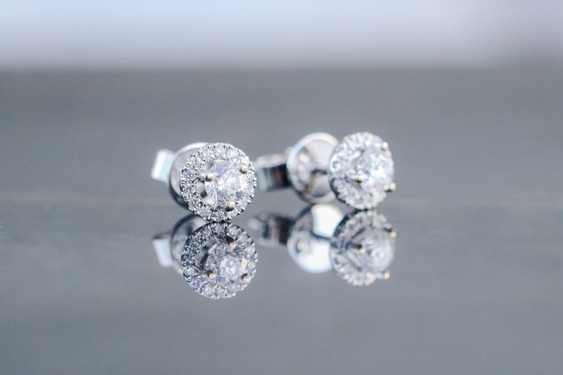 Halo Diamond Studs 18kt WG 1.6gr 0.46cttw ER00137