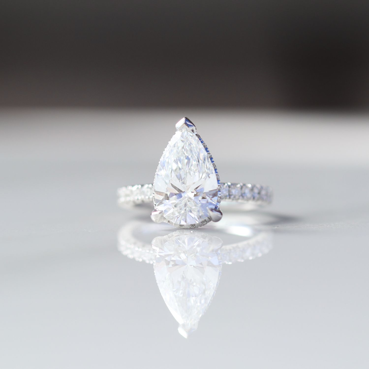 Pear Engagement Ring Center Diamond 18kt WG 4.3gr LAB 2.89ct / 2-2.5ctc  50RD 0.95gr SI-GH RN00209