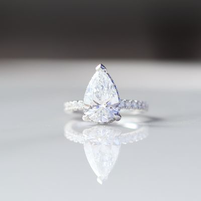 Pear Engagement Ring Center Diamond 18kt WG 4.3gr LAB 2.89ct / 2-2.5ctc  50RD 0.95gr SI-GH RN00209