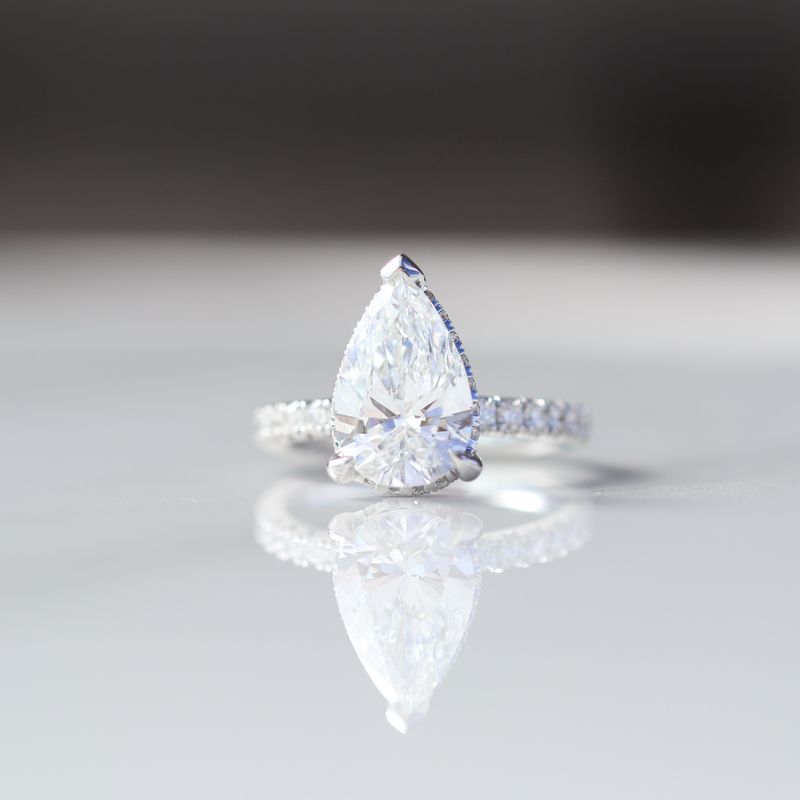 Pear Engagement Ring Center Diamond 18kt WG 4.3gr LAB 2.89ct / 2-2.5ctc  50RD 0.95gr SI-GH RN00209