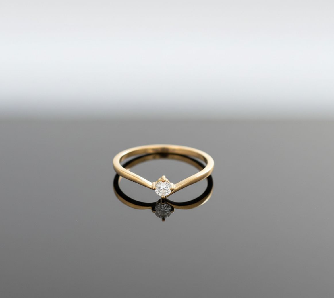 V Style Stacker Ring 18kt YG 1.30gr 0.15cttw Natural VVS FG RN00190