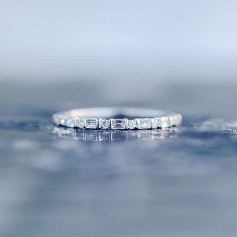 Round / Baguette Diamond Ring Stacker 1.1gr 18kt WG 6 RD RN00149