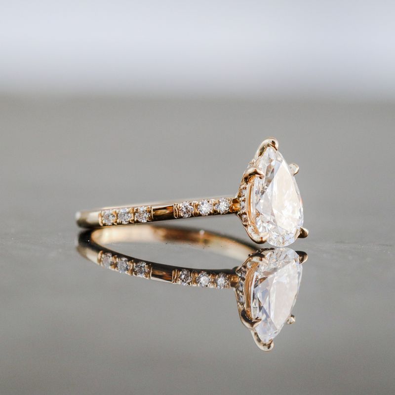 Pear Cashé Engagement Ring 18kt YG LAB 2.92gr 1.50ct Center VVS2-F / 0.12ct Band VS+DEF 1.62cttw Size 6 IGI 619429302 RN00181