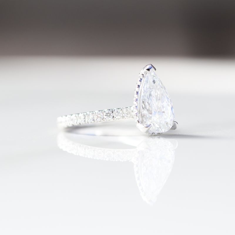 Pear Engagement Ring Center Diamond 18kt WG 4.3gr IGI LG700599604 LAB VVS2  E  2.89ct  / 2.5ctc  50RD 0.95gr SI-GH RN00209