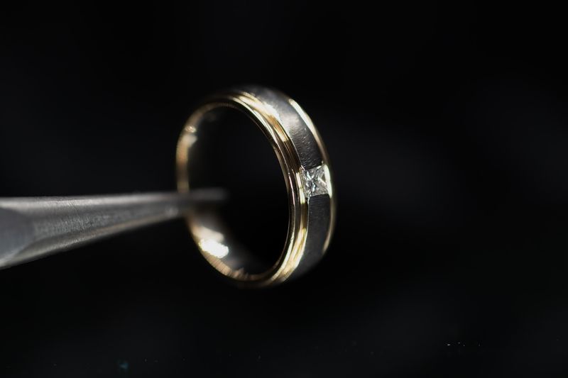 Mens Wedding Band 14kt YG 7gr Size 8.5 0.11cttw Natural RN00228