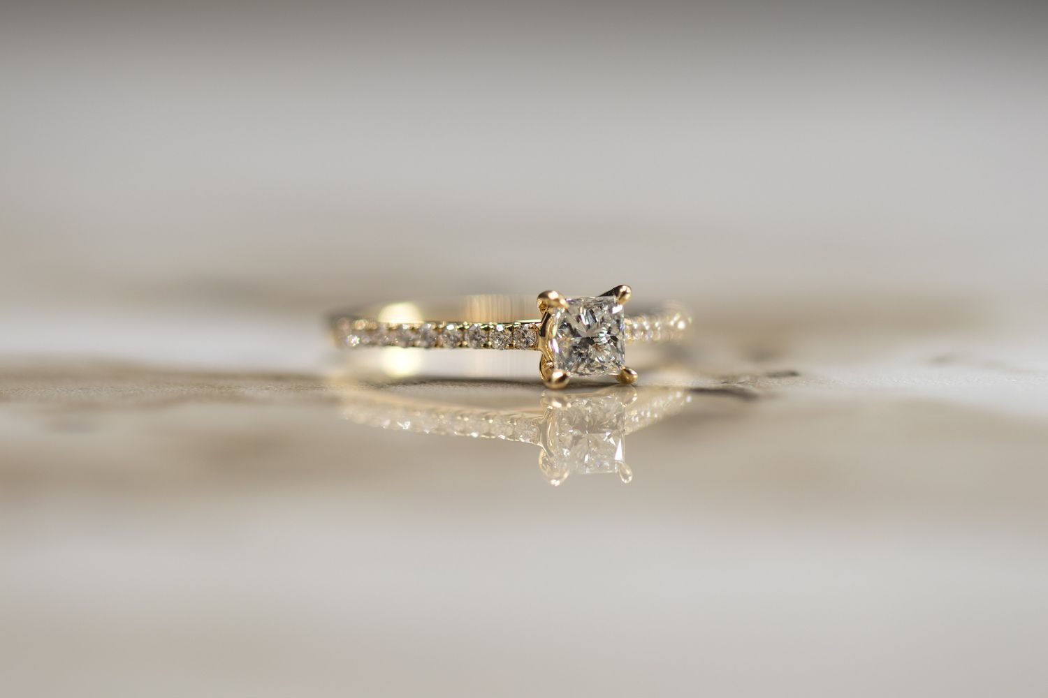 Princess Cut Engagement Ring 18kt YG 1.89gr 0.48ct VS Natural Center 0.20ct Band 18RD Size 6 RN00240