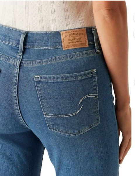 Levi Strauss Signature mid rise straight jeans Size 4M