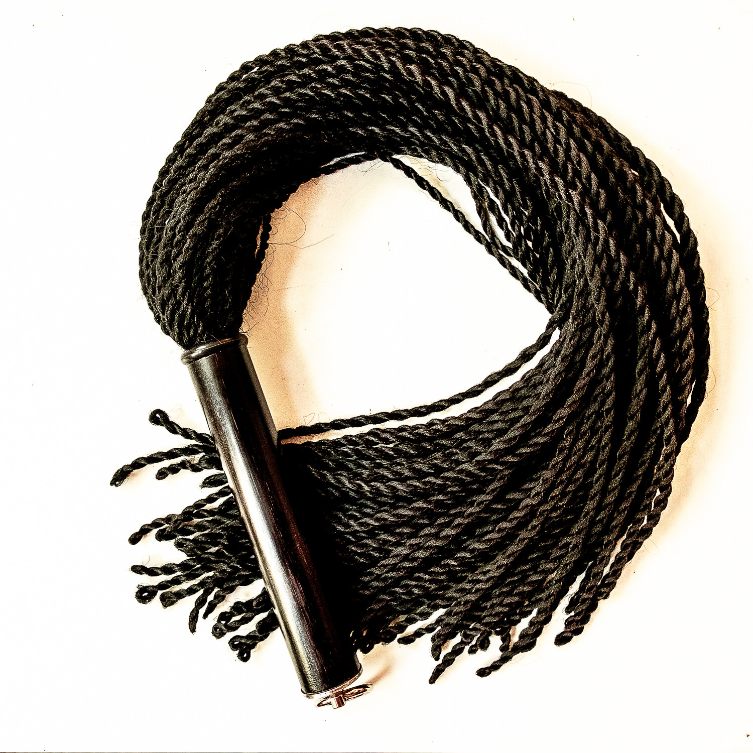 Malaika/Schwarz. 76cm/30&quot; Flogger mit 60 Zöpfen aus künstlichem Haar