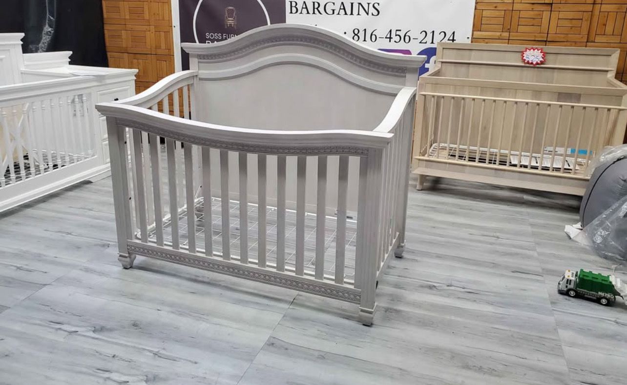 BabyNursery Crib Evolur Madison 5-in-1 Curved Top Convertible in Antique Grey Mist