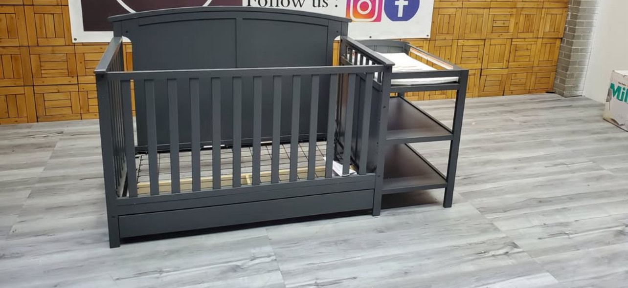 Full Size Crib & Diaper Changer Combo with Drawer (Gray)