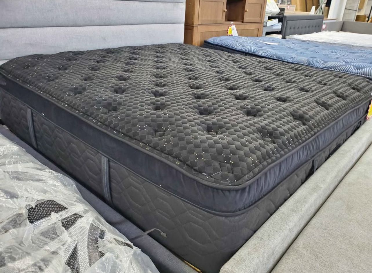 Queen Size Beautyrest Black Series Four 17.5" Medium Pillowtop Mattress