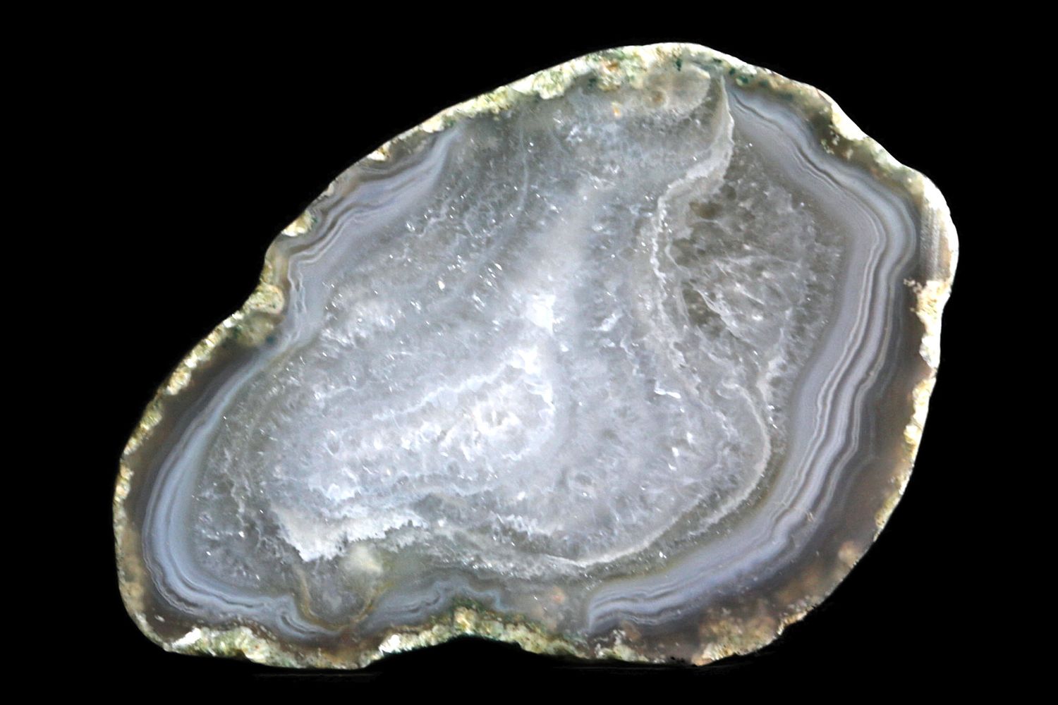 Agate with fortification edge and a crystal centre