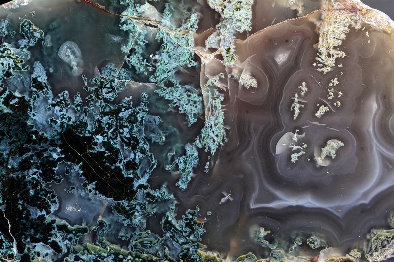 Moss Agate, Grey light Fortification Agate in one end (1.467 kg)