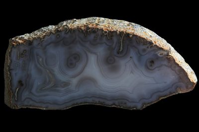 Light Fortification Agate. Milky Centre, Moss Edge, several Bulls Eyes, Dendrite Inclusions