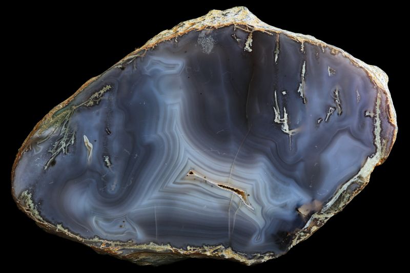 Fortification Agate, Mossy plumes hanging down, small crystal cavity in the centre