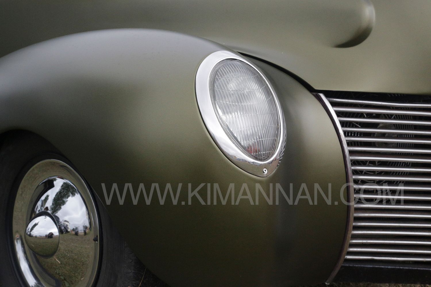 Close-up of the teardrop-shaped headlights of a 1939 Ford Mercury Coupe